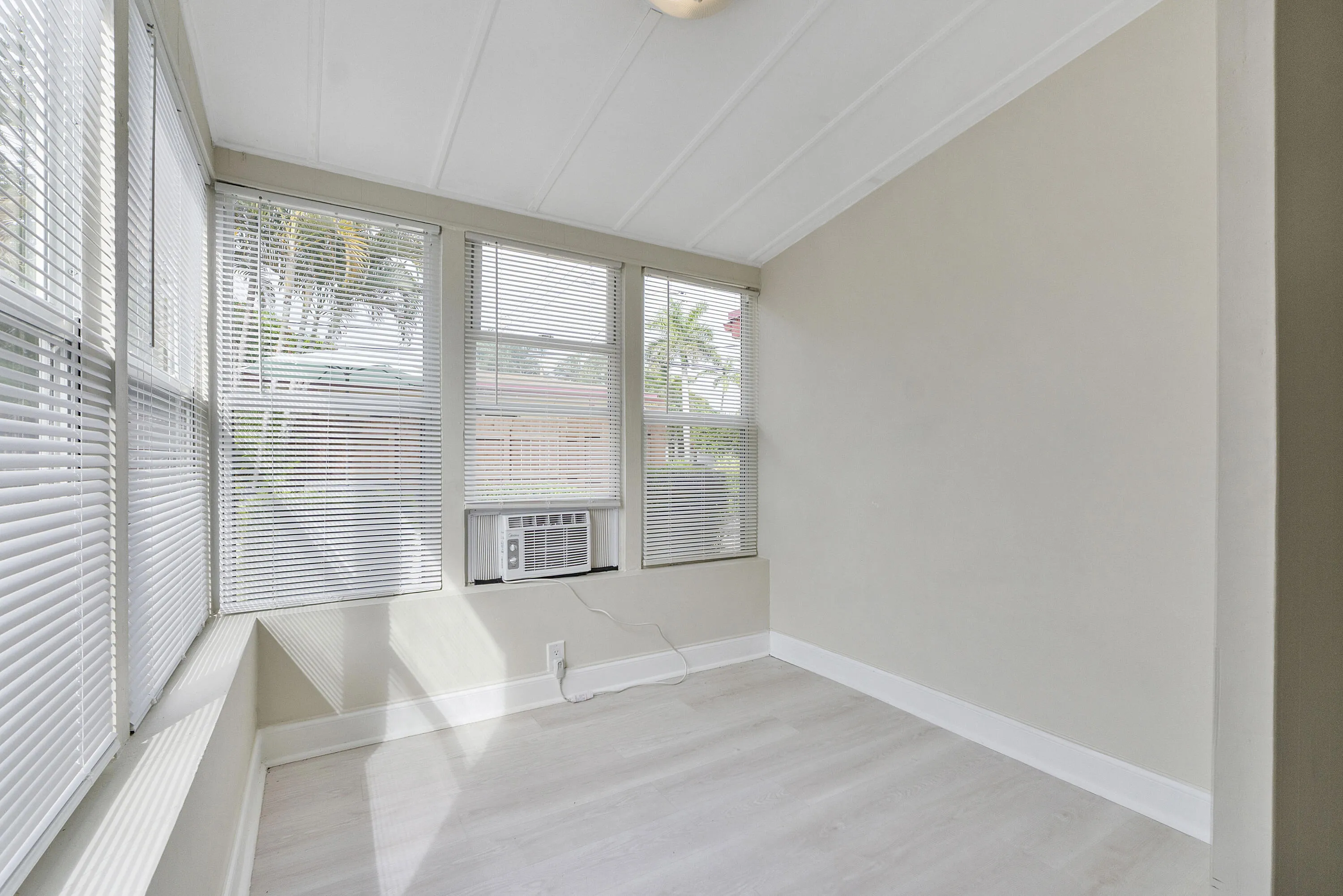 Sitting area or nursery off primary bedroom