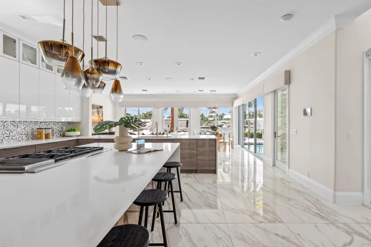 mls_KITCHEN_STRAIGHT_TO_FAMILY_ROOM