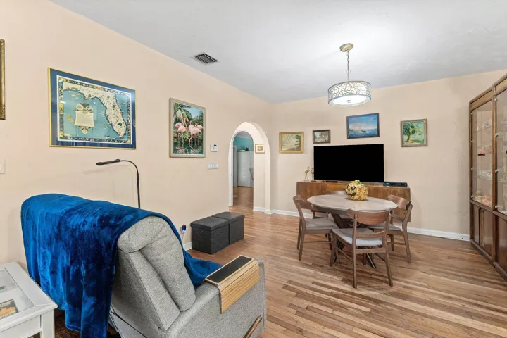 006-703SunsetRoad-WestPalmBeach-FL-33401