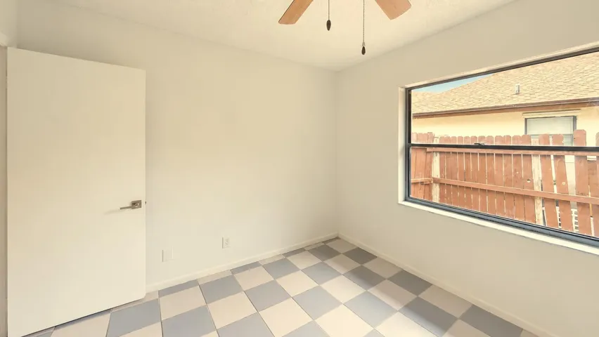 Bright_Neutral_Bathroom_Interior