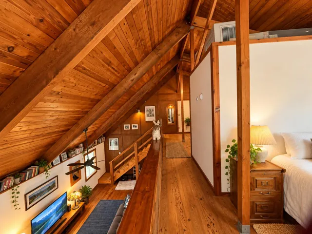 Cozy Rustic Loft Overlooking a Cabin Liv