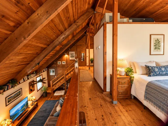 Cozy Rustic Loft Overlook