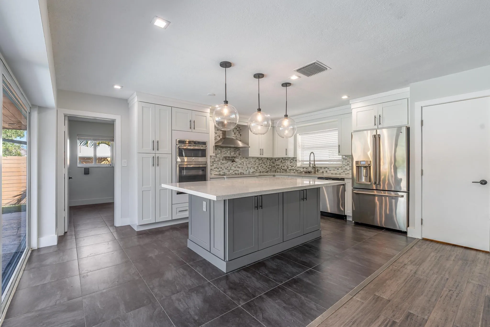 Large island with pendant lighting