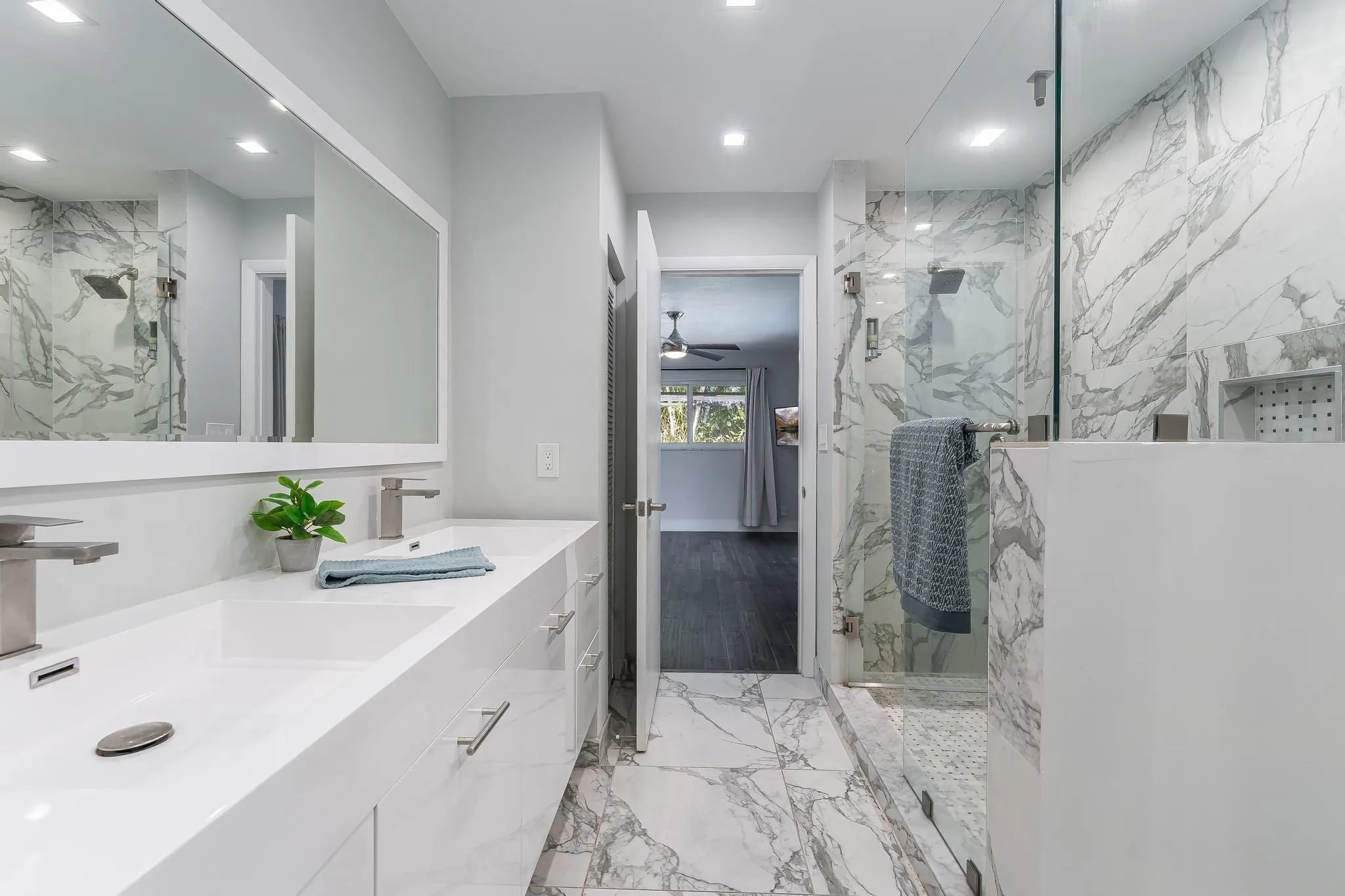 Primary bath with dual sinks