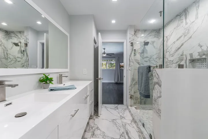 Primary bath with dual sinks
