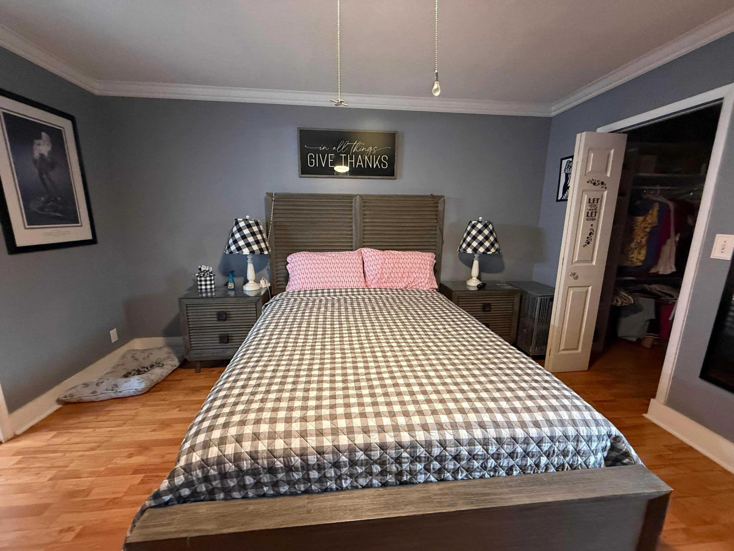 Wood-finish flooring with crown molding and a ceiling fan