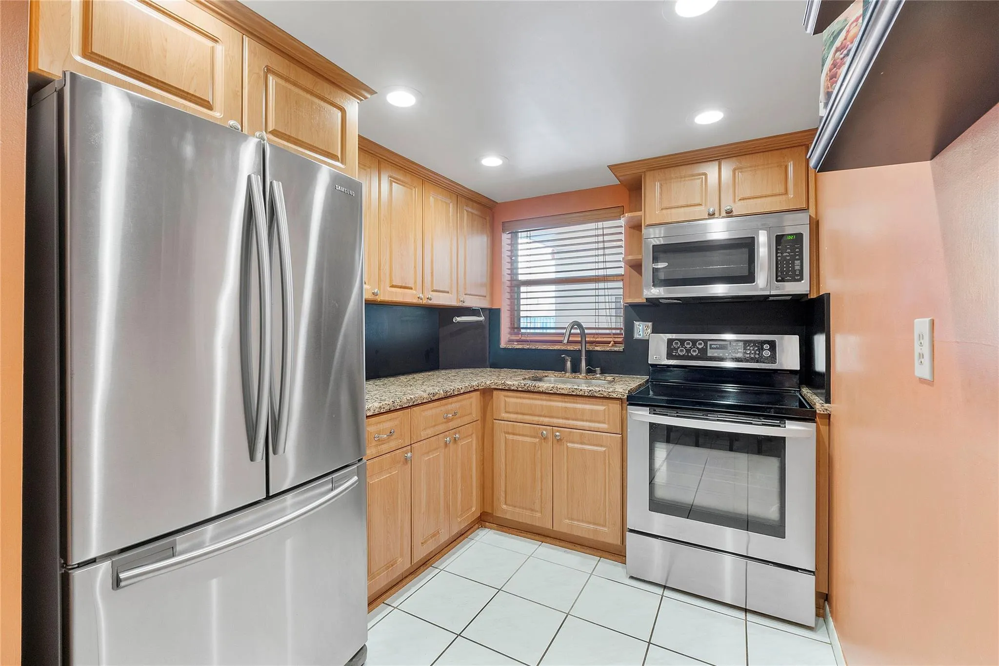 Kitchen w/ss appliances