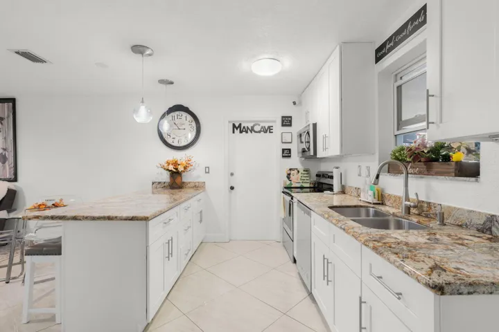 16-web-or-mls-7541 Hope St, Hollywood, F