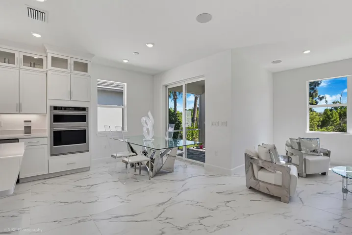Easy flow from the kitchen to the dining area which creates a great space for entertaining