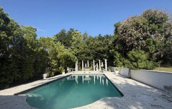 1009 Pool