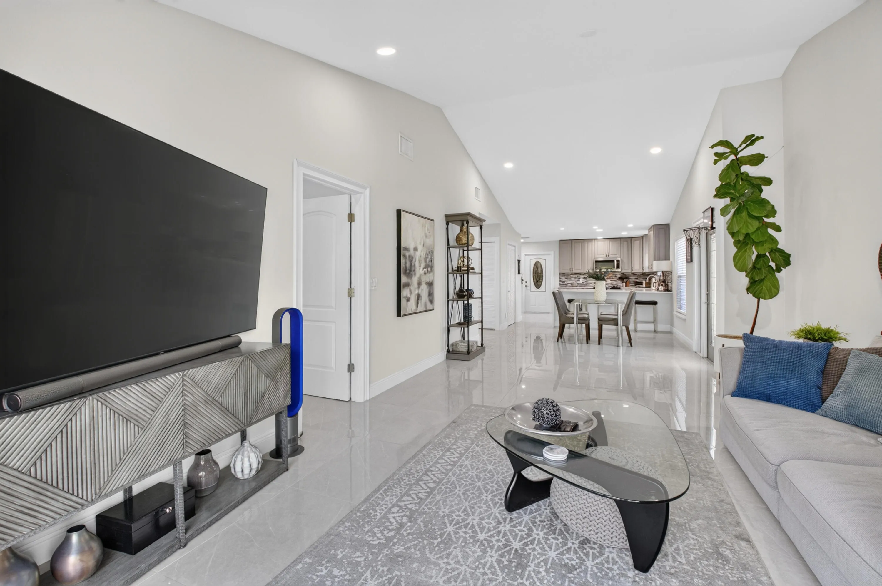 Livingroom/dining and kitchen