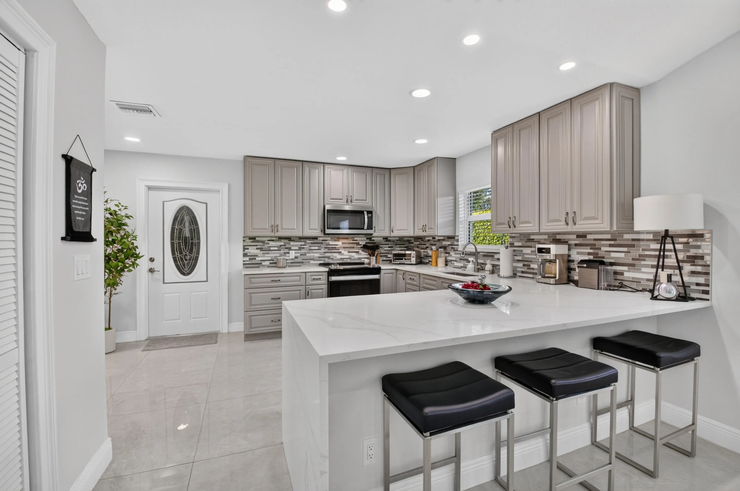 Kitchen with large contertop bar