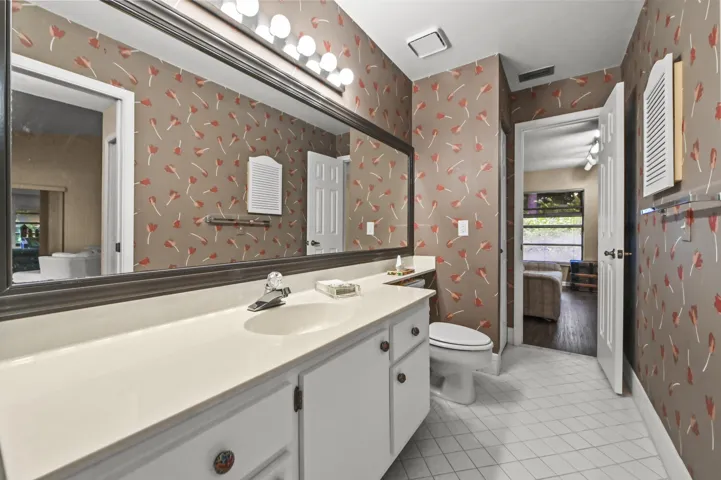 20 Bathroom 02