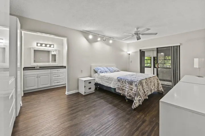 21 Bedroom 01