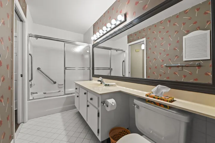 19 Bathroom 01