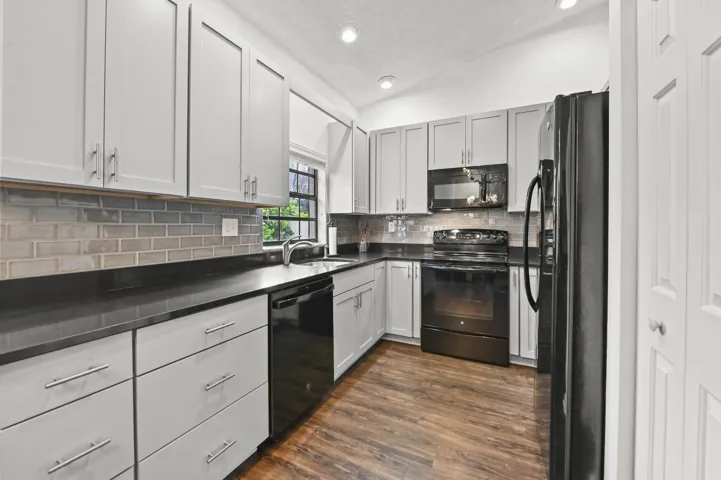 12 Kitchen 01