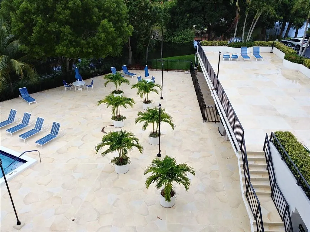DRAKE POOL2