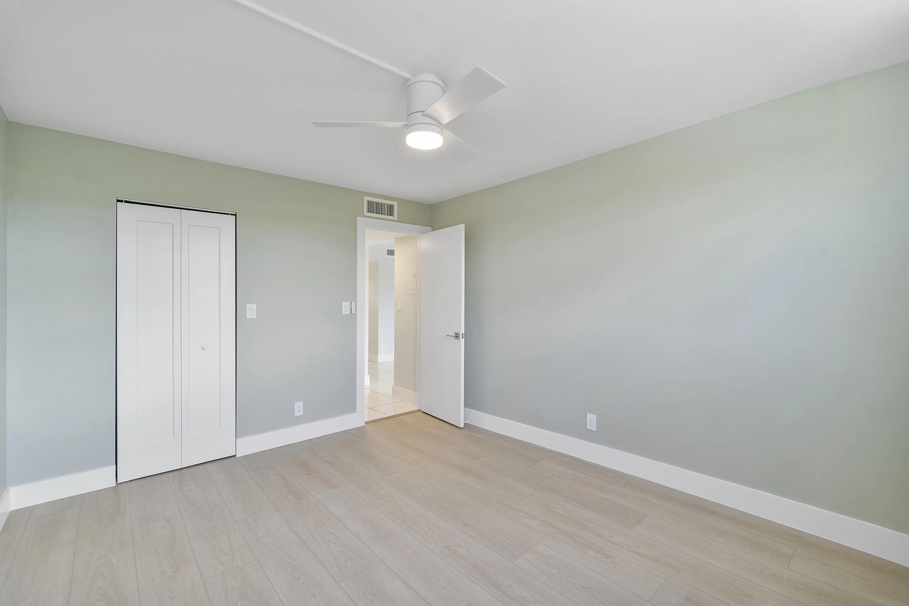 689 NE 6th Ct U207_002