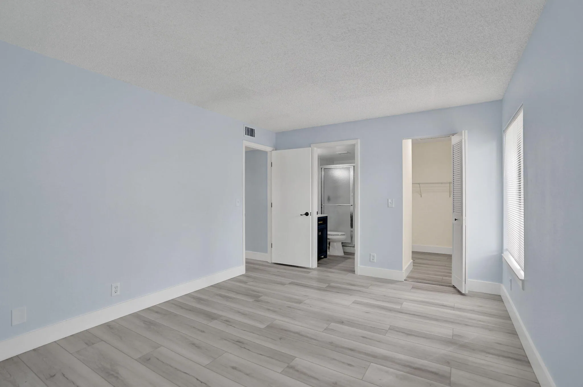 NEW FLOORS THRU OUT