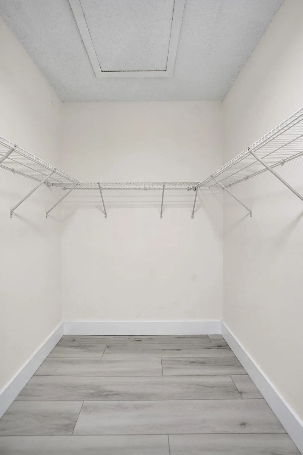 Main Bedroom Walkin Closet