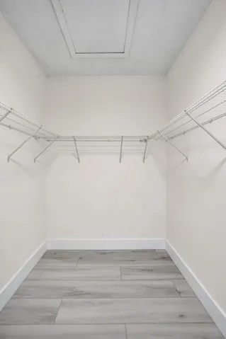 Main Bedroom Walkin Closet