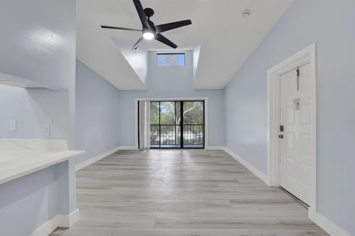 LARGE LIVING ROOM