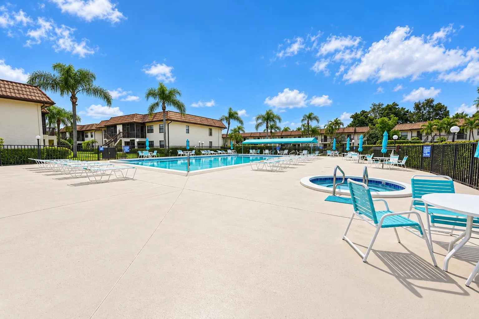 Golf Colony pool & hottub