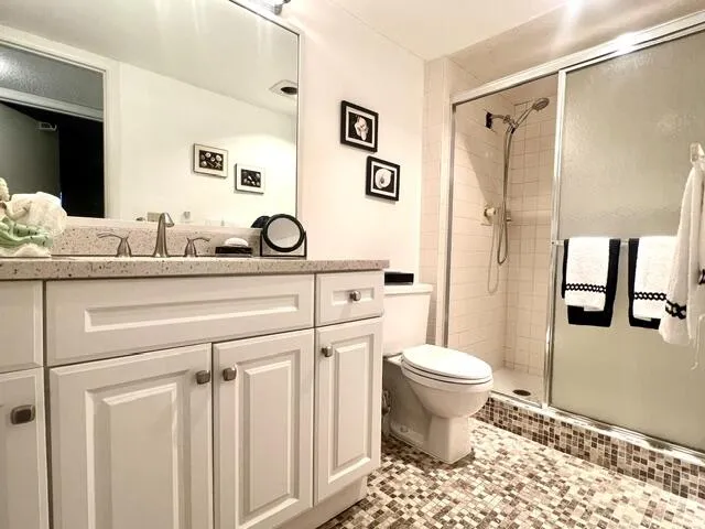 1083 Oak - Full Bath w: walk in shower