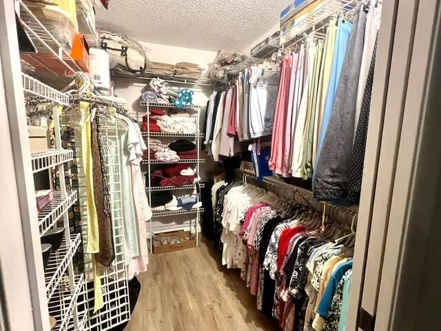 1083 Oak Walk-in Closet