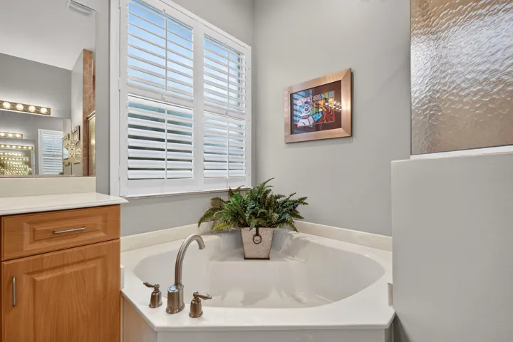 Soaking tub
