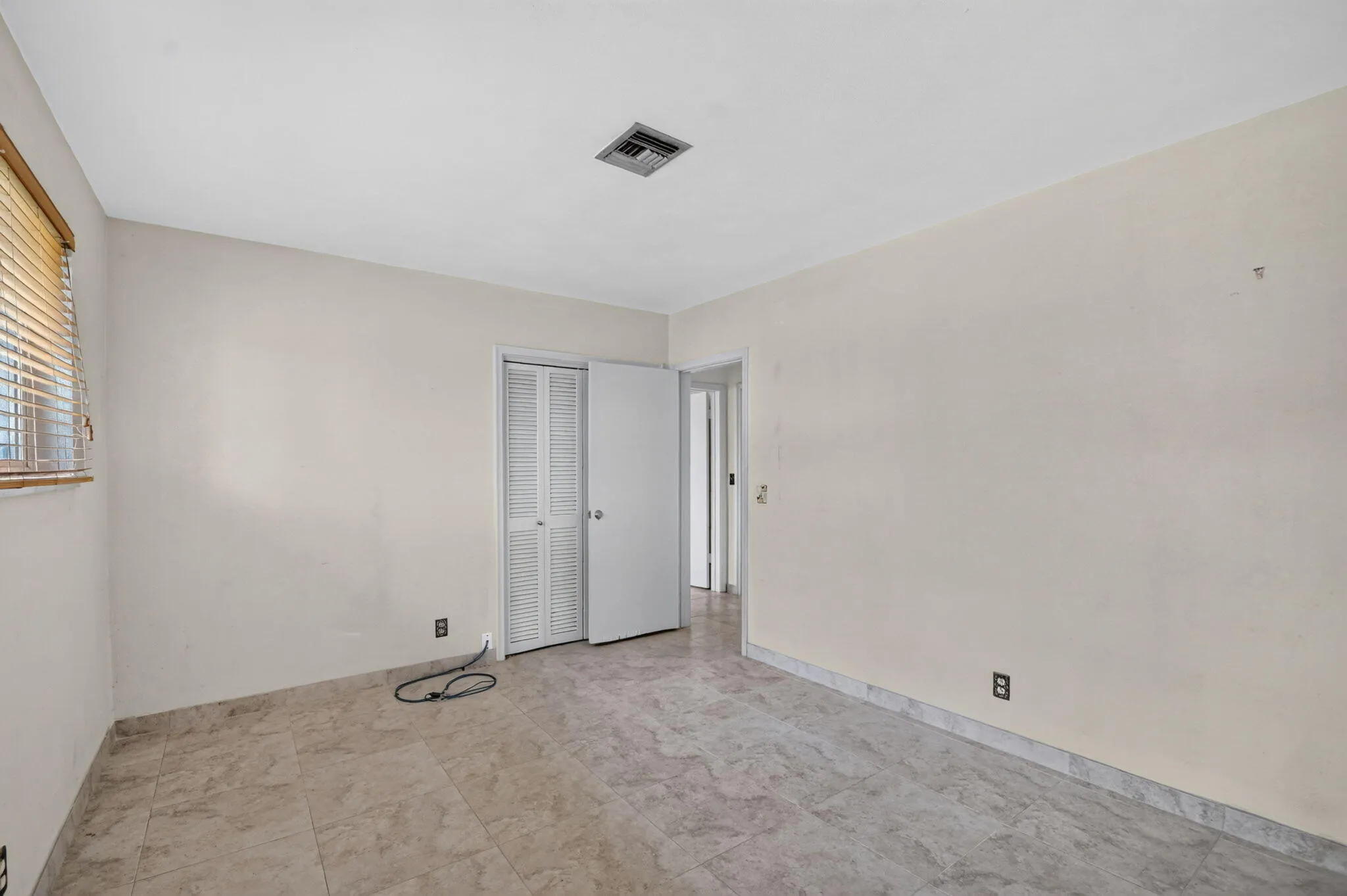 Recessed window with horizontal blinds