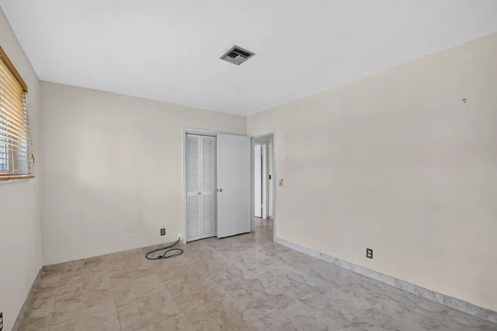 Recessed window with horizontal blinds