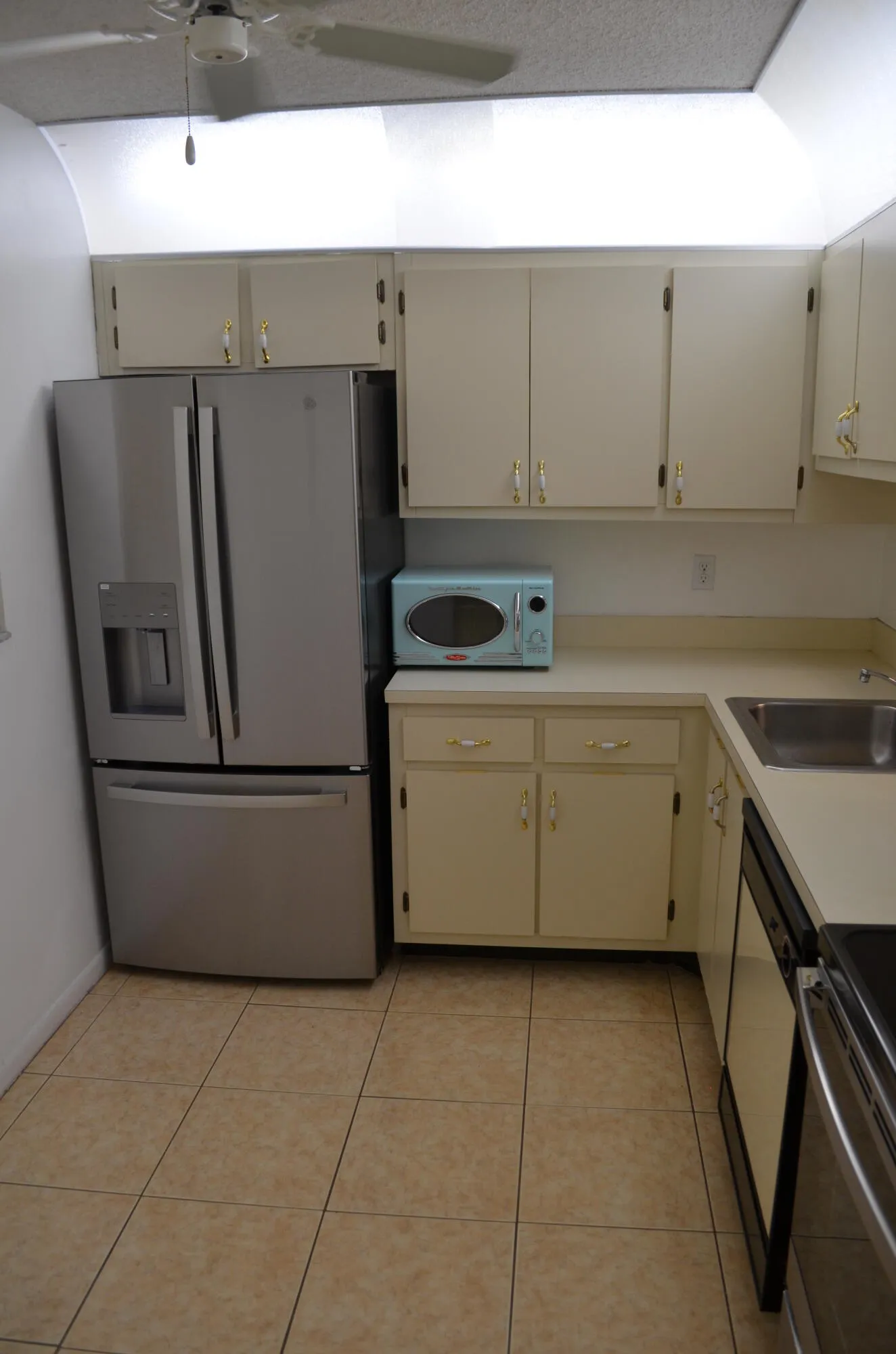 Newer Stove and Refrigerator 2024