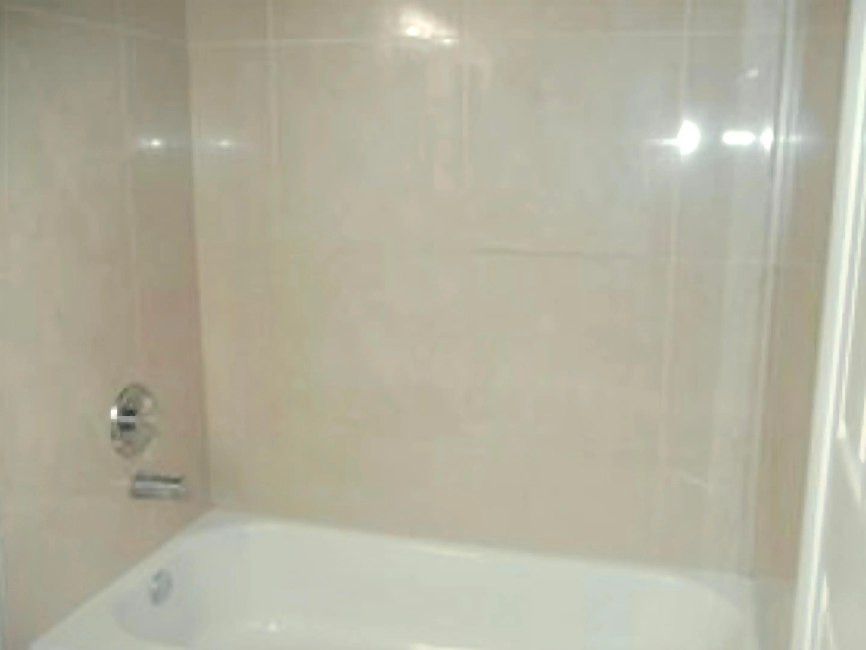 BATHTUB/SHOWER