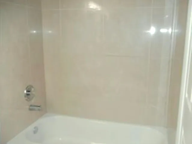 BATHTUB/SHOWER