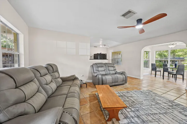 50-web-or-mls-Livingroom_3