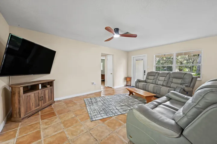 49-web-or-mls-Livingroom_2
