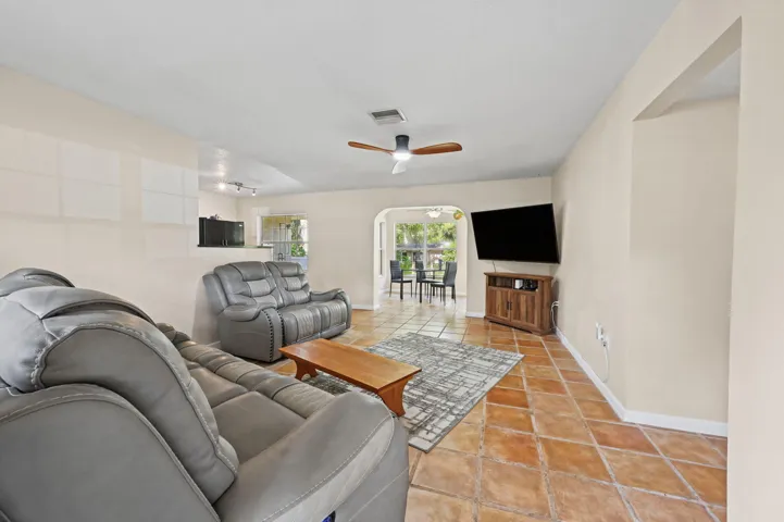51-web-or-mls-Livingroom_4