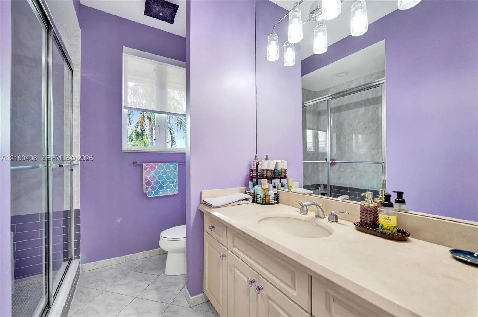 Upstairs guest bath shared by 2 bedrooms
