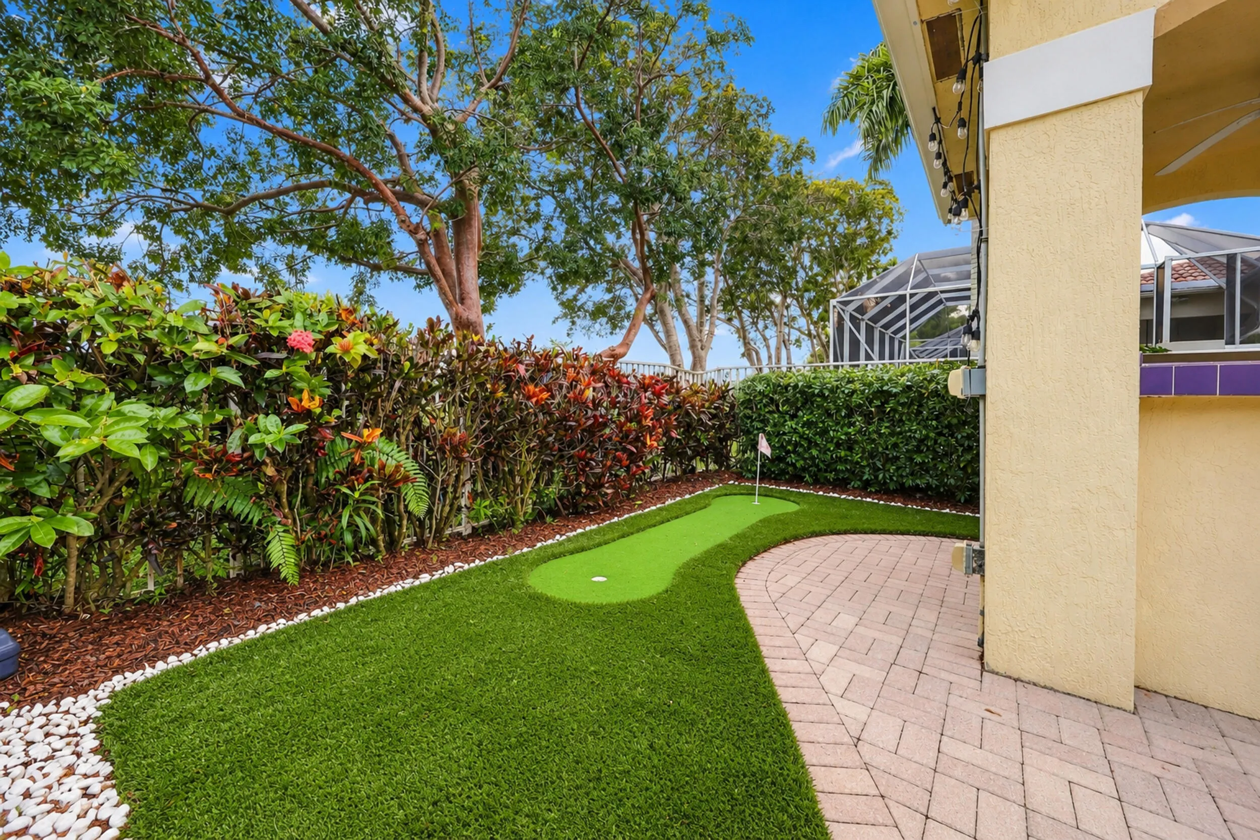 65_clean backyard putting green oasis