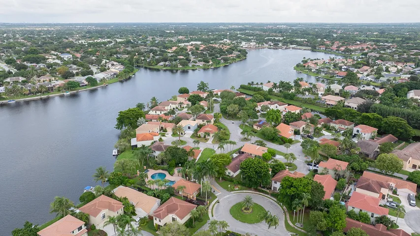 Waterfront community with a central lake and circular street layouts