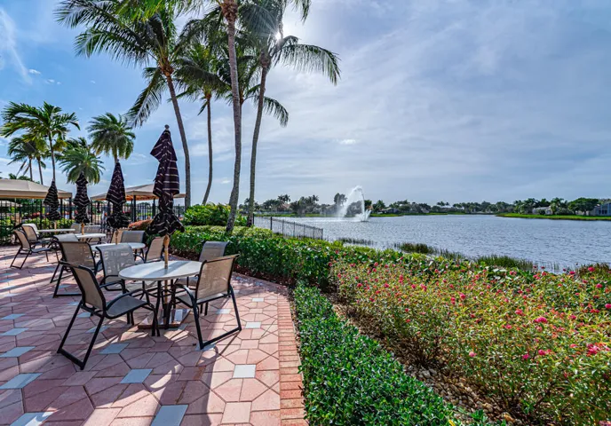 lake side dining too