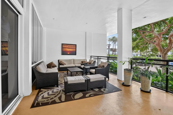 Lobby Terrace