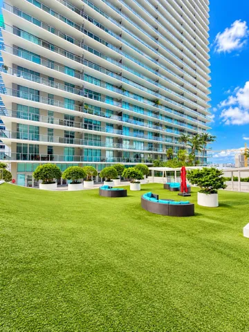 Lounging area between the buildings