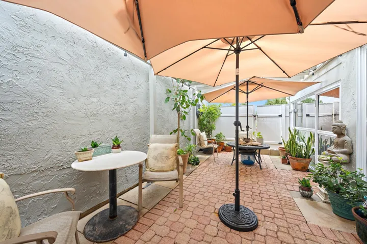 Large Covered patio w hot tub