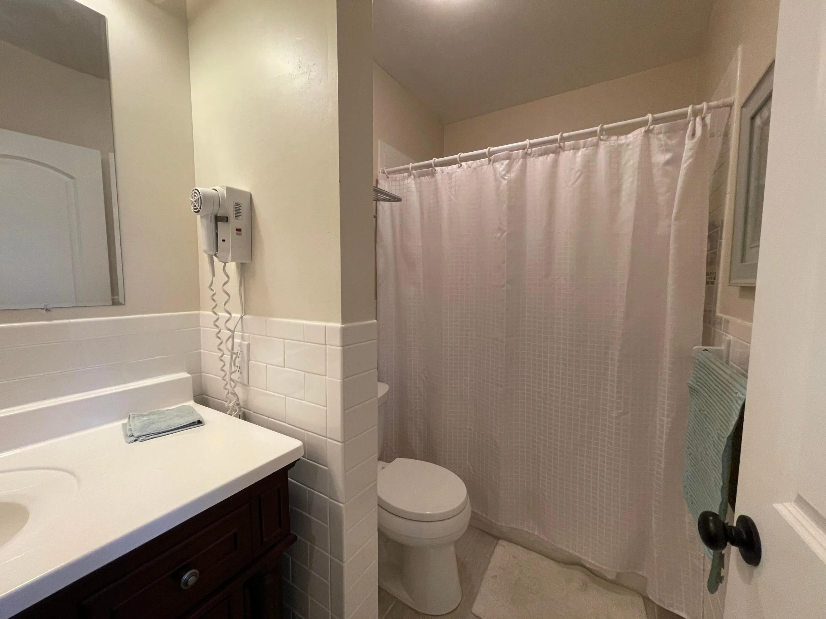 Main Bathroom has tub/shower