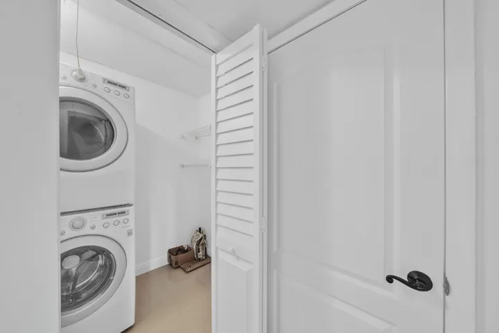 18 Laundry Closet (4)