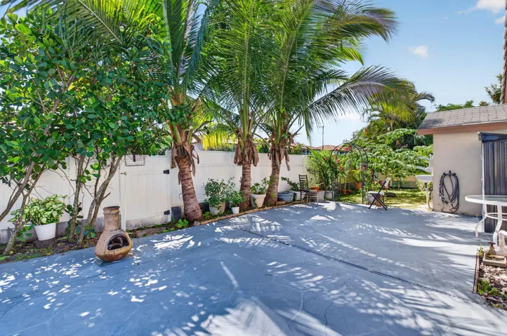 Oversized Lanai with fully fenced yard