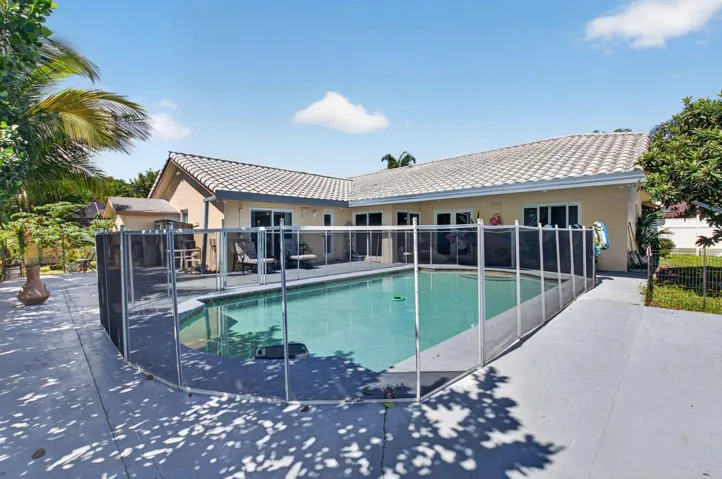 Oversized Lanai with fully fenced yard
