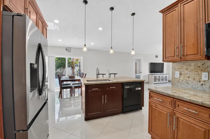 Eat-in Kitchen
